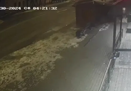 Автомобиль на скорости снес павильон на остановке в Свободном