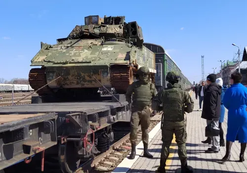 "Тигр-М" с боевым модулем и оружейные трофеи: амурчане встретили поезд Минобороны (фото)