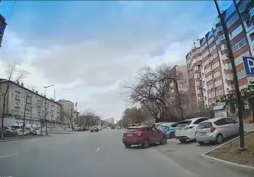 Опасный маневр совершил водитель, выезжая с парковки в Благовещенске
