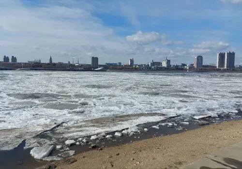 Лед трещит и видна вода: река Амур напротив Благовещенска готовится к ледоходу