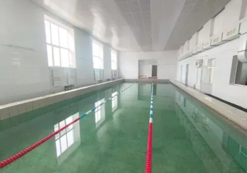 Начальник ЗабЖД Владимир Антонец открыл обновленный бассейн на станции Ушумун