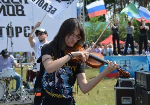 Рок-версия гимна Белогорска прозвучала на масштабном рок-н-мобе