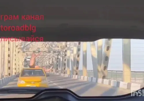 Соцсети: мужчина прокатился на крыше автомобиля на Зейском мосту