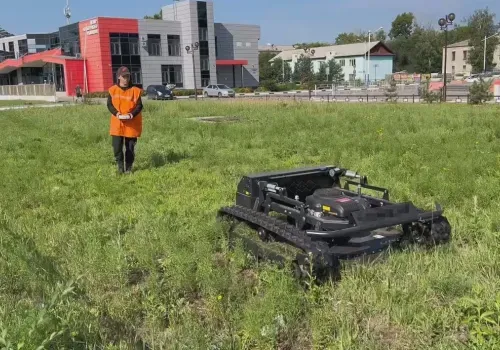 Робот помогает косить траву на улицах Белогорска