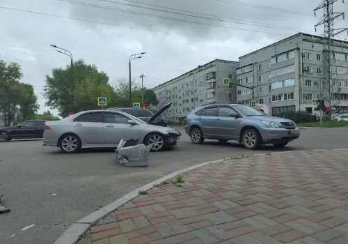 Внедорожник попал в ДТП и вылетел на тротуар в Благовещенске