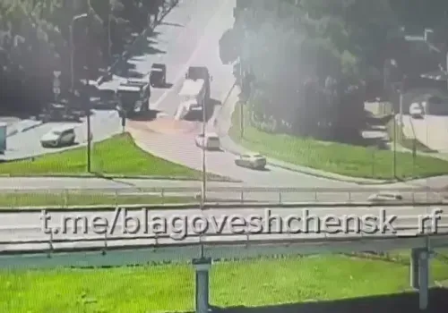 Соя разлетелась перед Театральным кольцом в Благовещенске