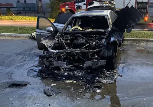 Огонь повредил автомобили на парковке в Благовещенске