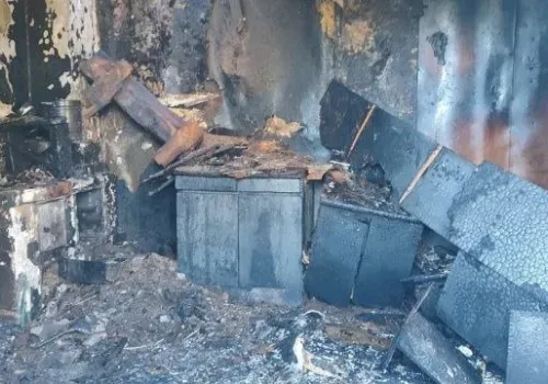 Веранда и кровля сгорели в квартире в Благовещенске