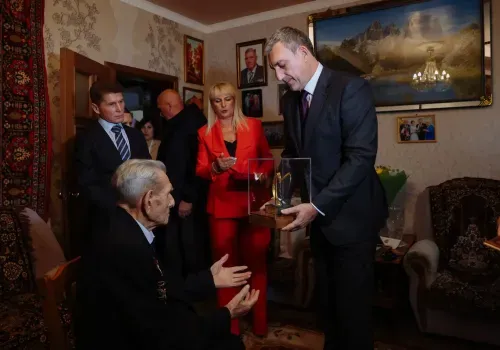 Два губернатора поздравили с вековым юбилеем легенду Приамурья