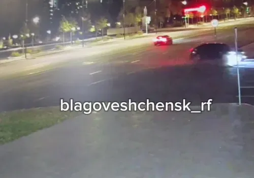 Гонщик сбил дорожный знак возле правительства Амурской области