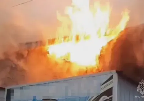 Пожар в магазине в Зее тушат 12 огнеборцев