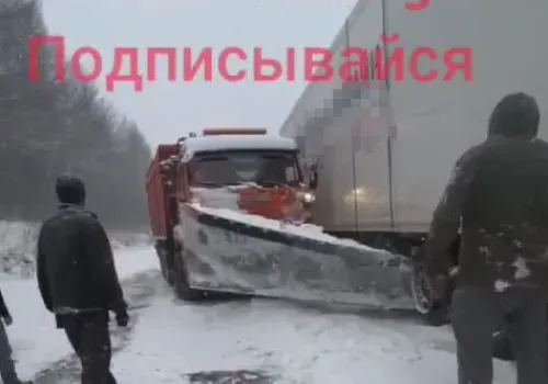 Соцсети: грейдер залетел под фуру между Тындой и Нерюнгри