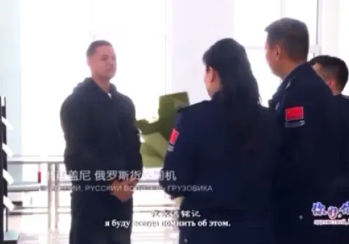 Полицию Китая поблагодарил россиянин, которого перевезли по мосту через Амур