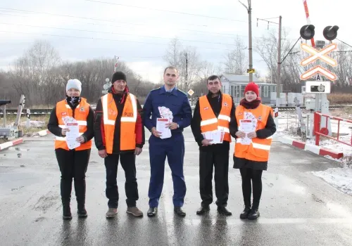 Сотрудники ЗабЖД поздравили амурских автомобилистов с профессиональным праздником и призвали соблюдать ПДД