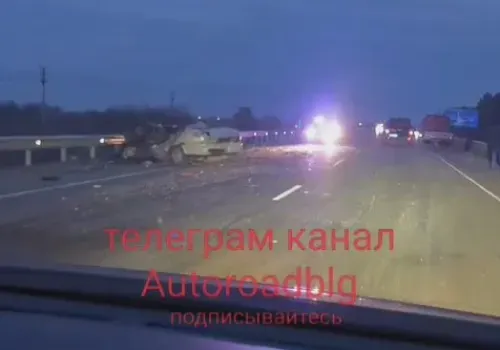 В больницу попал водитель машины, разбитой в жестком ДТП