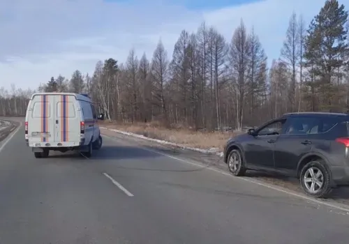 Спасатели, возвращаясь из командировки, вытянули на дорогу чужое авто