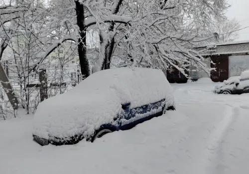 Сильный снегопад парализовал жизнь в столице Амурской области