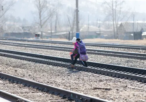 Локомотивные бригады ЗабЖД 38 раз применяли экстренное торможение для предотвращения наезда на людей за 10 месяцев 