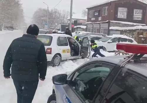 Машины ГАИ высвобождали из снега в Приамурье