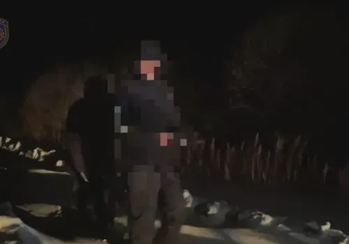 Пожарные несколько часов добирались к людям по полям и засыпанным дорогам