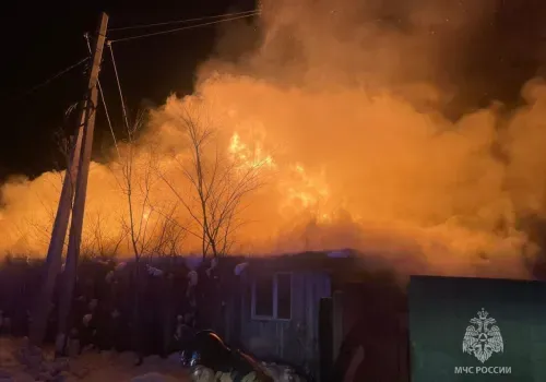 Автосервис тушили на частном подворье в Белогорске