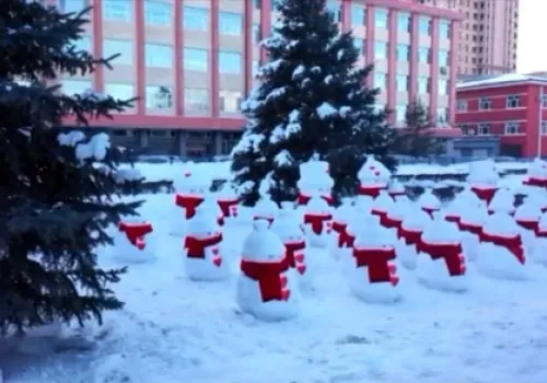 Армию снеговиков слепили перед набережной Амура в Хэйхэ
