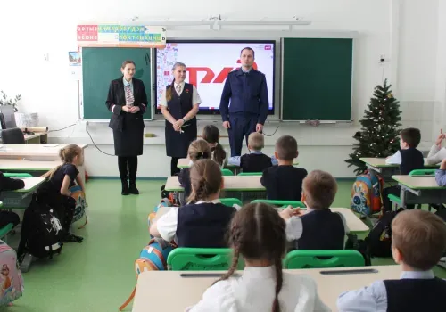 Сотрудники ЗабЖД провели урок безопасности для школьников города Свободный в преддверии новогодних каникул