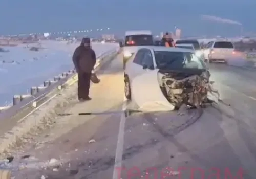 Две машины затруднили проезд на дороге к мосту через Зею