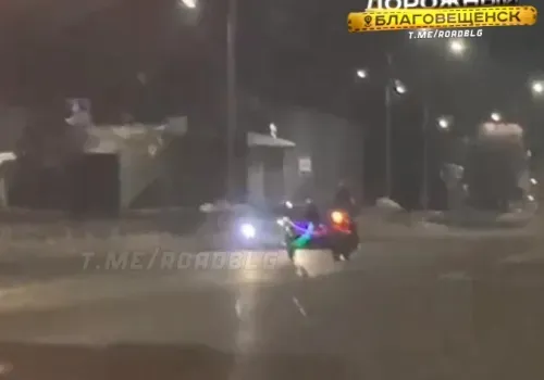 Соцсети: новогодний мотоцикл ехал по улице в Благовещенске 