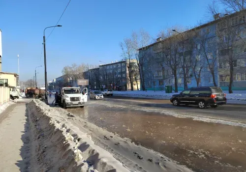 Дорогу и тротуар затопило в районе кладбища в Благовещенске