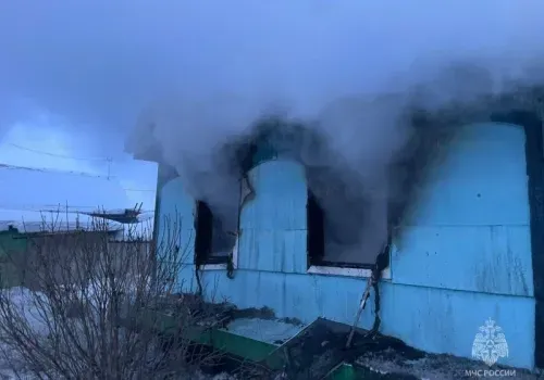 Огонь вырывался на крышу: трагический пожар произошел в Белогорске