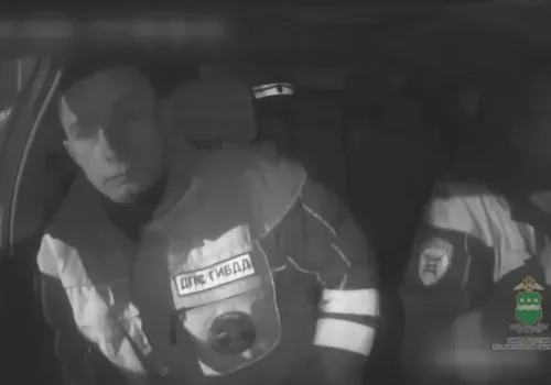 Сотрудники ГИБДД сопроводили в больницу пострадавшего в аварии
