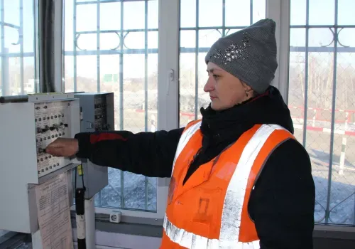 Учения по эвакуации неисправного автомобиля с железнодорожного переезда провели на станции Свободный ЗабЖД