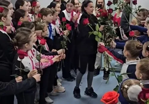 Подарок от юных спортсменок получила чемпионка Алина Загитова в Приамурье