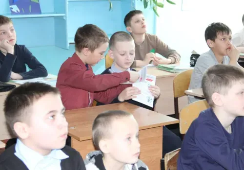 Выездные уроки безопасности для амурских школьников провели сотрудники ЗабЖД в преддверии весенних каникул