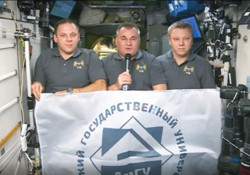 Флаг Амурского госуниверситета развернули в космосе