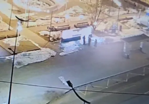 Отправили в нокдаун: подростки сразились с ледяной скульптурой в Благовещенске