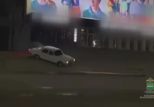 Уголовное дело за езду по тротуару завели на водителя "Волги"