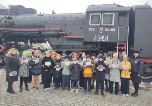 Передвижная выставка плакатов «Железная дорога БЕЗ ОПАСНОСТИ» открылась на вокзале станции Благовещенск