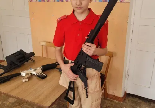 Копии оружия в своей мастерской создает школьник из Приамурья