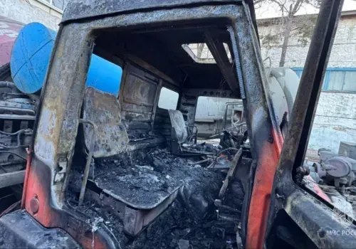 Грузовики тушили на открытой территории базы в Благовещенске