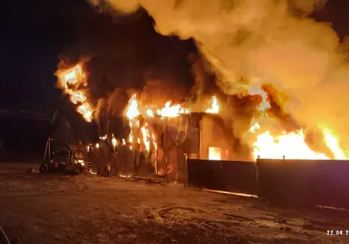 Автомобили и гаражный бокс сгорели на трассе "Амур"