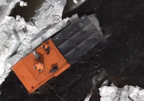 Сотрудники МЧС спасли геологов, которые направлялись из Амурской области