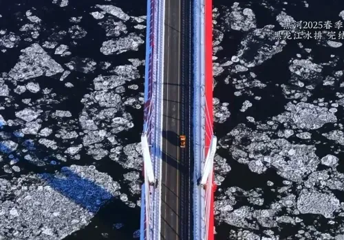 Китайский блогер снял с дрона ледоход между Благовещенском и Хэйхэ