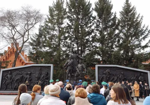Памятник «Защитникам Отечества» открыли на площади Победы в Благовещенске