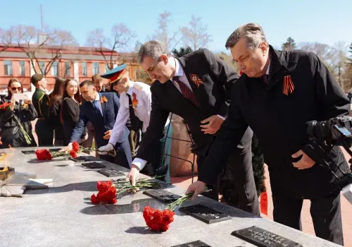 Василий Орлов принял участие в возложении цветов к памятнику воинам-амурцам