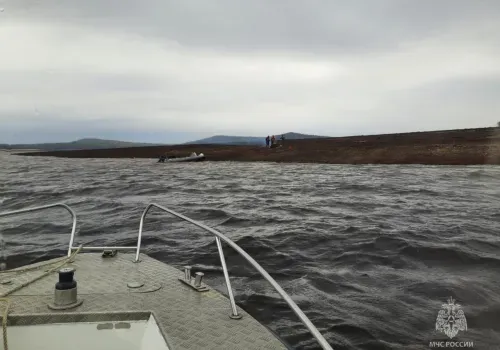 Спасатели заправили лодку потерявшихся в Приамурье рыбаков