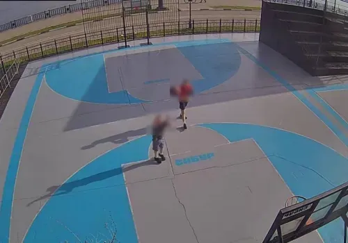 Хулиганы испортили свежую краску на спортплощадке в Благовещенске