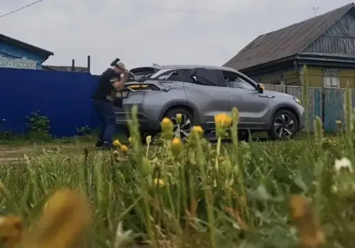 В Шимановске расследуют дело о разбитой топором машине