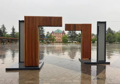 Вырванная подсветка и поломанные скамейки: вандалы атакуют обновленную площадь в Свободном